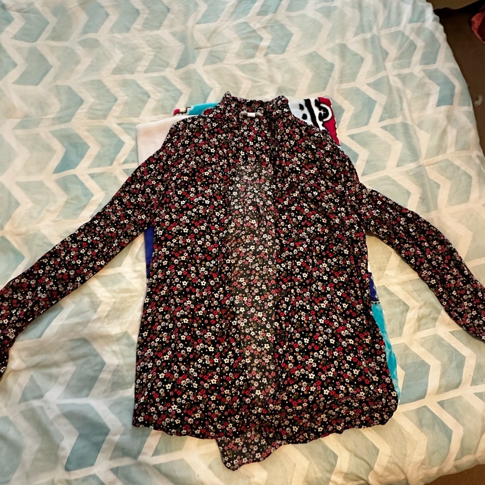 Women’s Small Button Up. Floral Pattern.